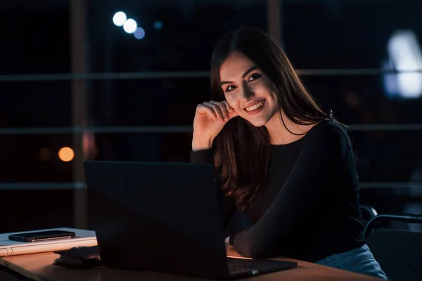 Aantrekkelijke Brunette Zakenvrouw Werkt Alleen Het Kantoor Nachts — Stockfoto