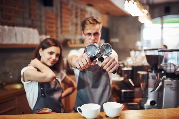 Vista Frontale Due Giovani Operai Caffetteria Casa Concezione Impresa Servizio — Foto Stock