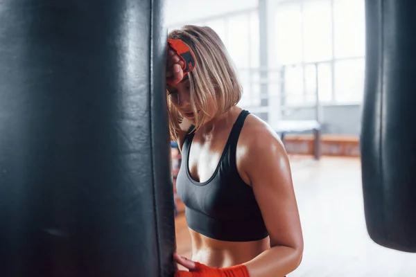 Çıkardınız Antrenmandan Sonra Yoruldum Boks Antrenmanı Için Spor Salonunda Dinleniyorum — Stok fotoğraf