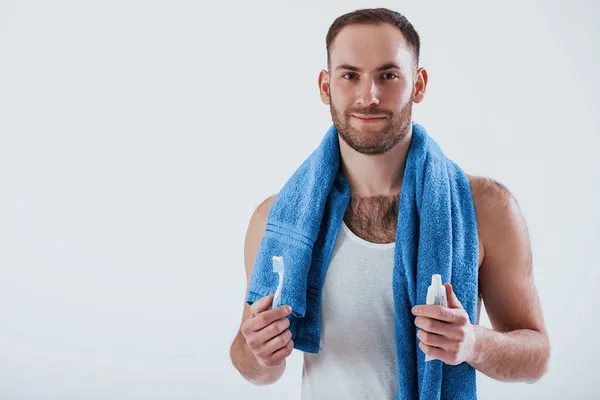 Límpiate Los Dientes Todos Los Días Hombre Con Toalla Azul — Foto de Stock