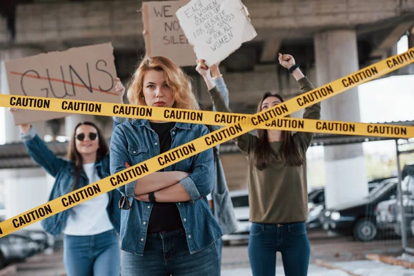 Gente Alegre Positiva Detrás Grupo Mujeres Feministas Protestan Por Sus —  Fotos de Stock