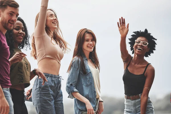 Bonjour Photographe Les Gens Font Fête Dehors Des Amis Multiethniques — Photo