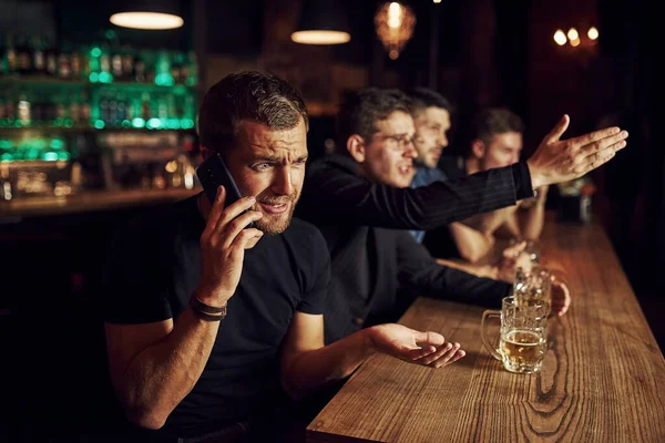 Adam Telefonda Konuşuyor Bir Barda Futbol Izleyen Spor Taraftarı Ellerinde — Stok fotoğraf