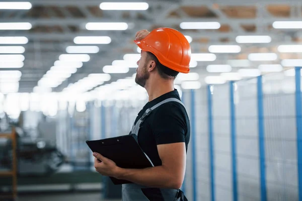 Encuentra Pasillo Con Documentos Las Manos Trabajador Industrial Interior Fábrica —  Fotos de Stock