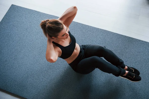 Bonita Rubia Haciendo Abdominales Suelo Gimnasio Mujer Hermosa Fitness Mujer —  Fotos de Stock