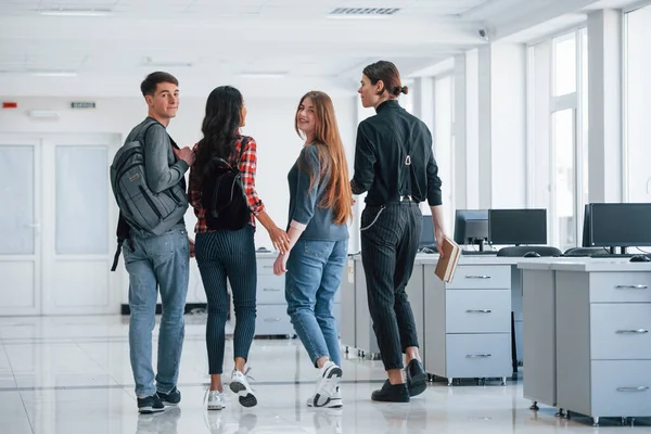 Geri Dönüyorum Bir Grup Genç Mola Zamanlarında Ofiste Yürüyorlar — Stok fotoğraf