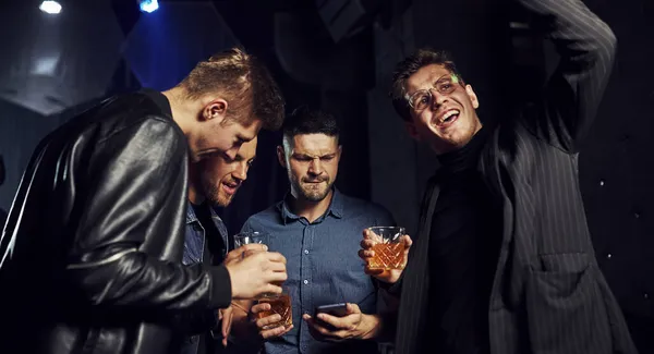 Wochenendausflüge Die Leute Haben Spaß Verein Mit Alkohol Der Hand — Stockfoto