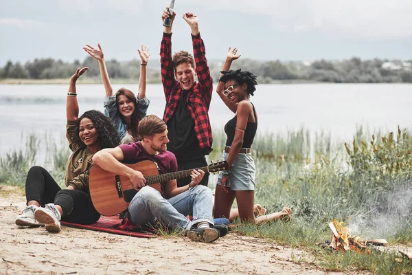 Radosny Zespół Przyjaciół Grupa Ludzi Organizuje Piknik Plaży Zabawa Weekend — Zdjęcie stockowe