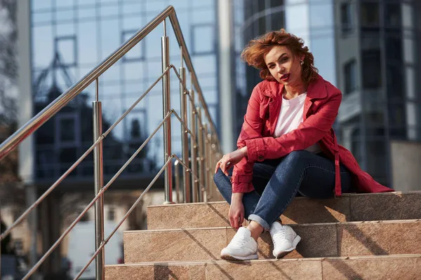 Descansando Haciendo Sesión Fotos Adulta Bonita Mujer Abrigo Rojo Cálido — Foto de Stock