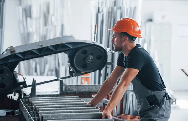 Üretim Devam Ediyor Makine Operatörü Fabrikada Sanayi Işçisi Turuncu Şapkalı — Stok fotoğraf