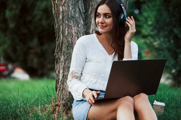 Genieten Van Muziek Jonge Vrouw Hebben Weekend Zit Het Park — Stockfoto