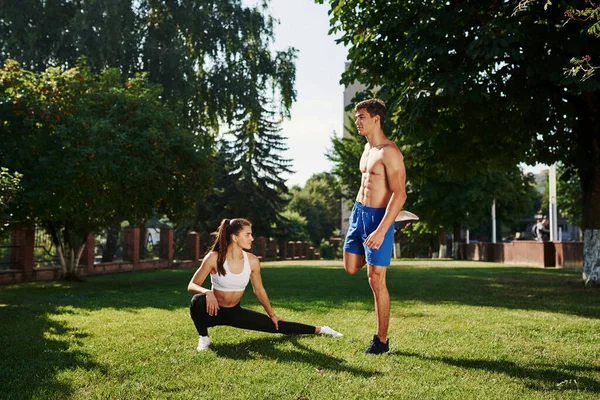 Preparándose Para Ejercicio Hombre Mujer Tienen Día Fitness Ciudad Durante —  Fotos de Stock