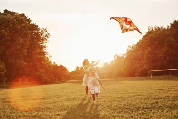 Woman Helps Girl Control Kite Mother Daughter Have Fun Field — Stock Photo, Image