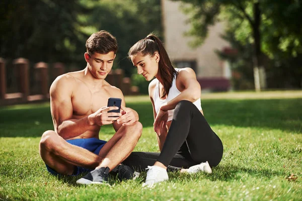 Descansando Sostiene Smartphone Hombre Mujer Tienen Día Fitness Ciudad Durante —  Fotos de Stock