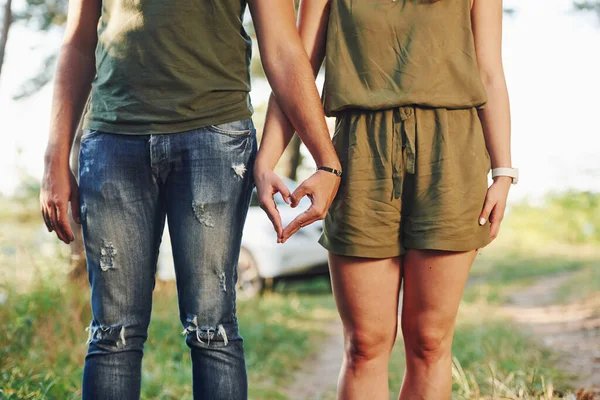 Het Maken Van Hart Liefde Gebaar Door Handen Jong Stel — Stockfoto