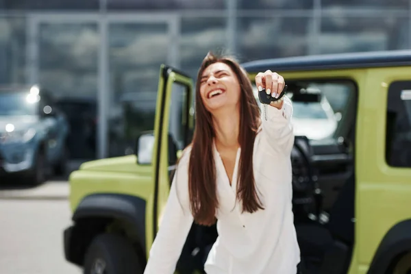 Expresión Facial Positiva Sostiene Las Llaves Nuevo Vehículo Mujer Joven — Foto de Stock