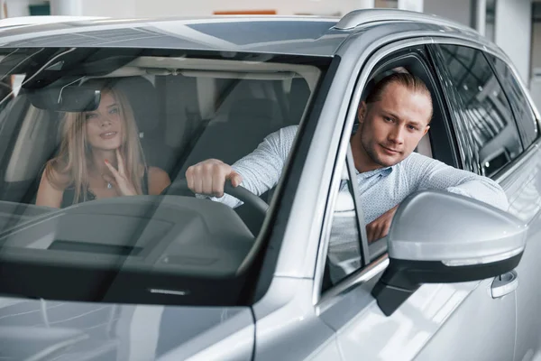 Går Tillbaka Positiv Chef Visar Funktioner Den Nya Bilen Till — Stockfoto