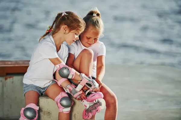 Zwei Kleine Mädchen Mit Rollschuhen Freien See Hintergrund — Stockfoto