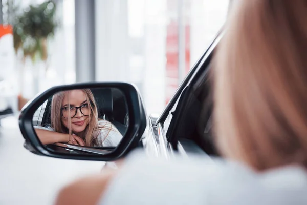 Fotografía Enfocada Mujer Gafas Mirando Espejo Lateral Vehículo Moderno Salón — Foto de Stock