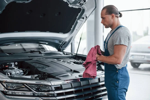 Handtuch Der Hand Mann Blauer Uniform Arbeitet Mit Kaputtem Auto — Stockfoto