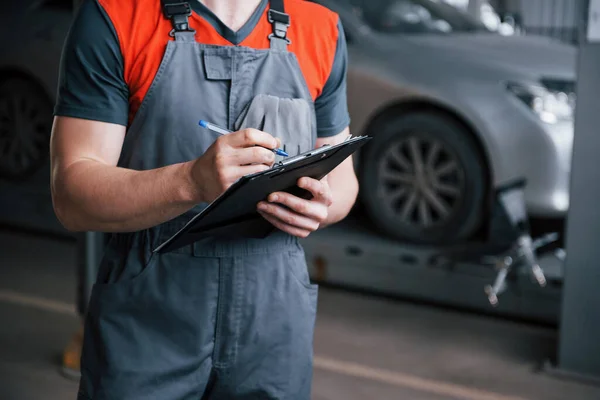 Vista Cerca Hombre Taller Uniforme Usando Bloc Notas Para Trabajo — Foto de Stock