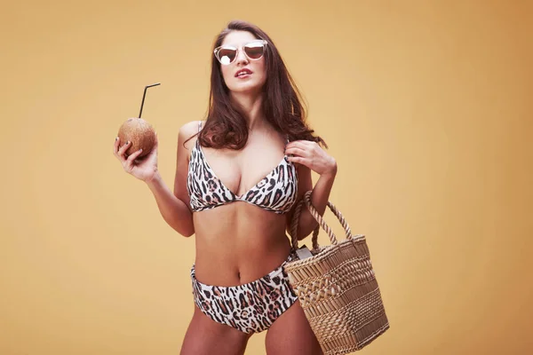 Sahile Taşınma Zamanı Stüdyoda Bikinili Güzel Bir Kız Duruyor Poz — Stok fotoğraf