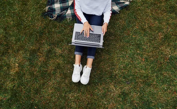 Bovenaanzicht Gehakte Foto Meisje Casual Kleding Met Haar Laptop Zit — Stockfoto