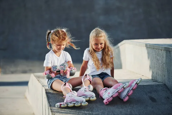Having Rest Ramp Extreme Sports Two Little Girls Roller Skates — Stock Photo, Image