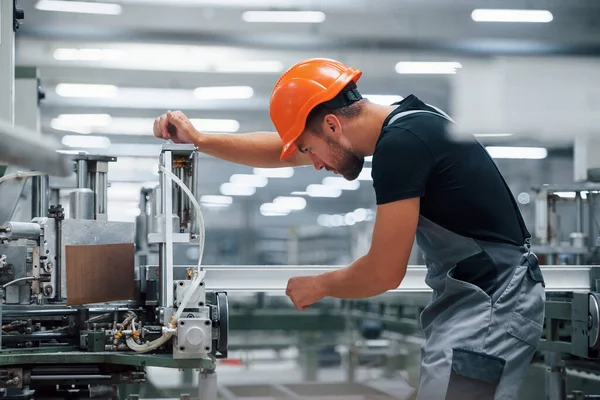Makine Operatörü Fabrikada Sanayi Işçisi Turuncu Şapkalı Genç Teknisyen — Stok fotoğraf
