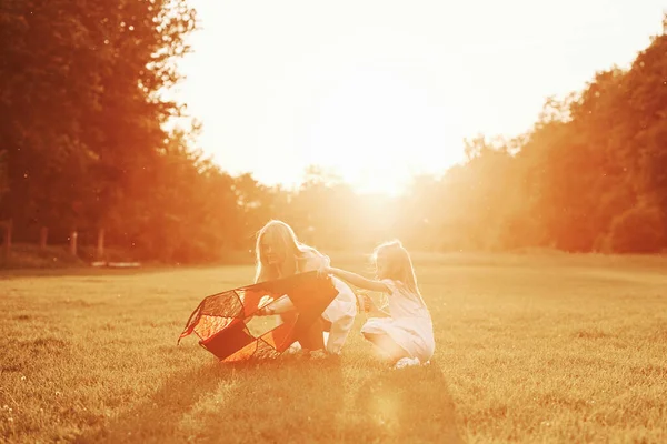 Splendida Luce Solare Madre Figlia Divertono Con Aquilone Sul Campo — Foto Stock