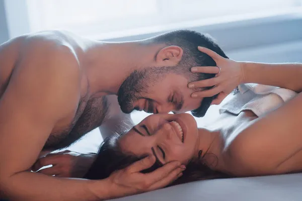 Śmiejąc Się Razem Sexy Para Leżące Łóżku Bawiąc Się Godzinach — Zdjęcie stockowe