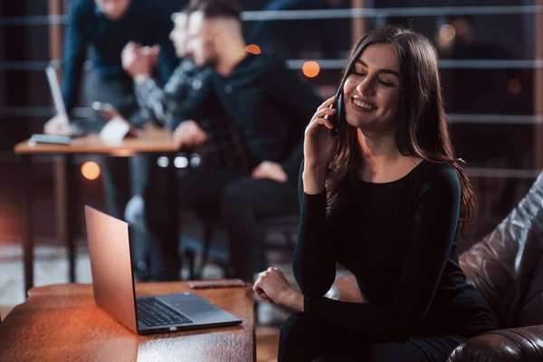 Hallo Met Mij Team Van Jonge Zakenmensen Werkt Nachts Kantoor — Stockfoto