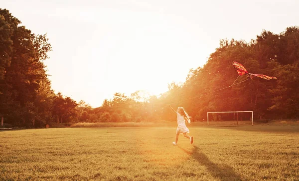 Concezione Trascorrere Tempo Libero Ragazza Felice Vestiti Bianchi Divertirsi Con — Foto Stock