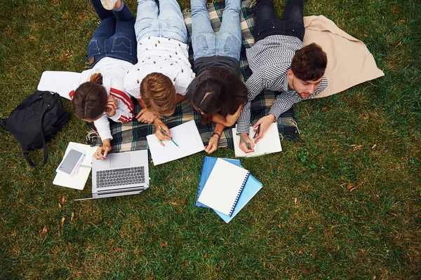 Escrever Papel Com Laptop Grupo Jovens Estudantes Roupas Casuais Grama — Fotografia de Stock