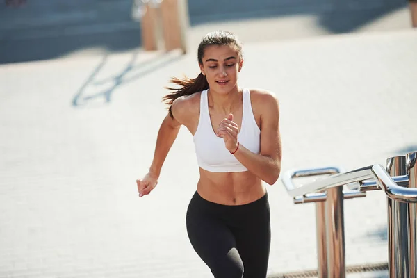 Mujer Deportiva Tienen Día Fitness Correr Ciudad Durante Día Cerca —  Fotos de Stock