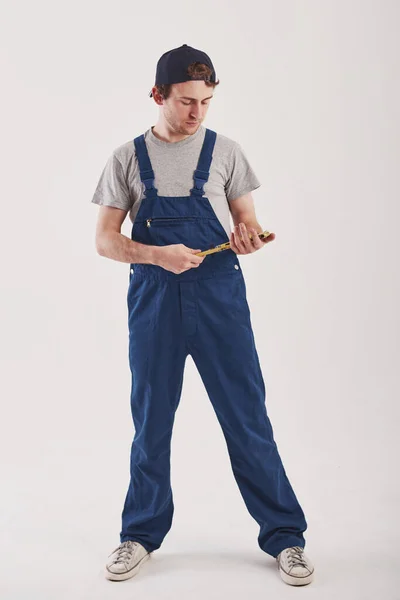 手のバルブのための機器 男で青い制服は白い背景に対してザ スタジオ — ストック写真