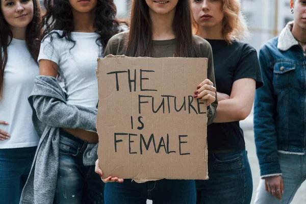 未来は我々の手の中にある フェミニスト女性グループは屋外での権利に抗議している — ストック写真