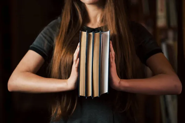 Sok Könyvet Tart Kezében Női Diák Könyvtárban Van Oktatás Koncepciója — Stock Fotó