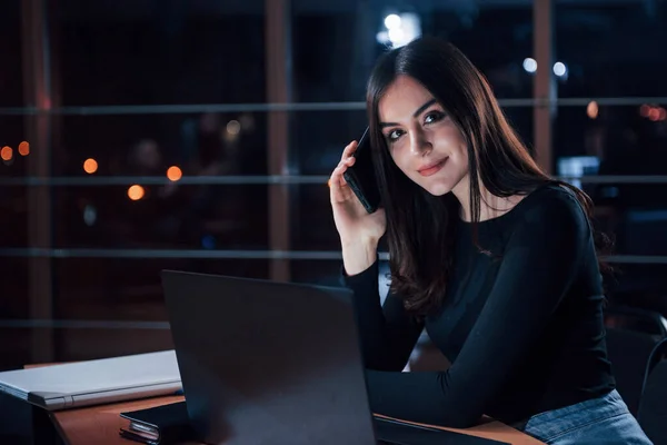 Hjälper Telefonen Även När Det Sent Attraktiv Brunett Affärskvinna Arbetar — Stockfoto