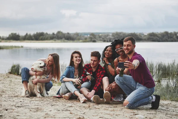 Улыбнись Группа Людей Устраивает Пикник Пляже Друзья Веселятся Выходные — стоковое фото
