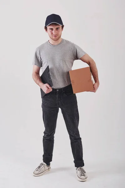 Πελάτης Περιμένει Τύπος Κουτί Στα Χέρια Στέκεται Πάνω Λευκό Φόντο — Φωτογραφία Αρχείου