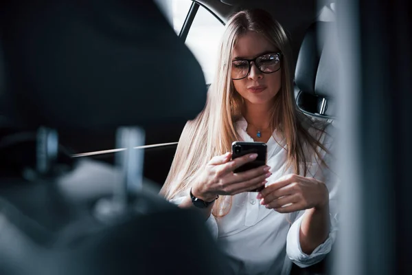 Las Redes Sociales Mujer Negocios Inteligente Sienta Asiento Trasero Del — Foto de Stock