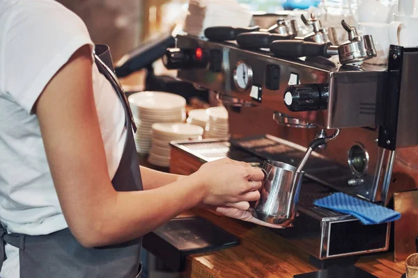 Giovane Operaia Caffetteria Chiuso Concezione Impresa Servizio — Foto Stock