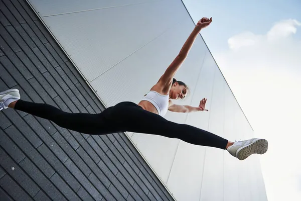 Spodní Pohled Mladá Sportovkyně Dělá Parkour Městě Slunečného Dne — Stock fotografie