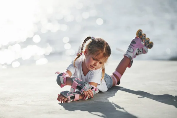 Lying Cute Little Girl Roller Skates Outdoors Lake Background — Stock Photo, Image