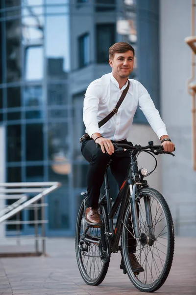 Prédio Moderno Atrás Empresário Roupas Formais Com Bicicleta Preta Está — Fotografia de Stock