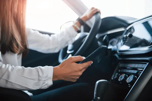 Con Smartphone Mano Vista Partícula Mujer Que Intenta Coche Nuevo — Foto de Stock