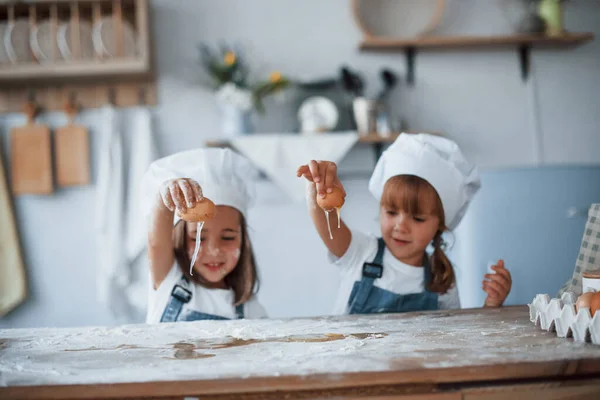 Leker Med Ägg Familjebarn Vit Kock Uniform Laga Mat Köket — Stockfoto