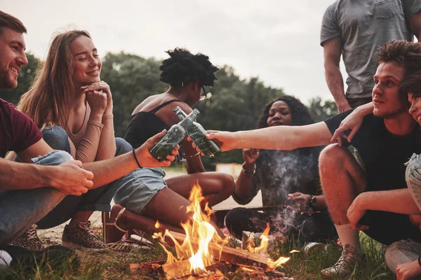 Pijany Szczęśliwy Grupa Ludzi Organizuje Piknik Plaży Przyjaciele Bawcie Się — Zdjęcie stockowe