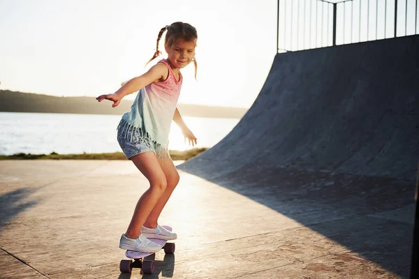 最初の試みだ 晴れた日 子供はランプでスケートを楽しんでいます 陽気な女の子 — ストック写真